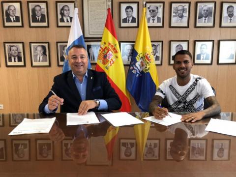 Jonathan Viera y Miguel Ángel Ramírez Jonathan Viera y Miguel Ángel Ramírez firman el contrato