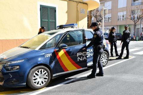 i Policía Nacional y coche patrulla