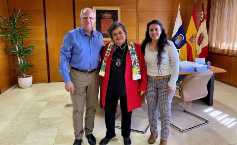 Casimiro Curbelo, Beatriz Santos y Cristina Almeida en el Cabildo de La Gomera