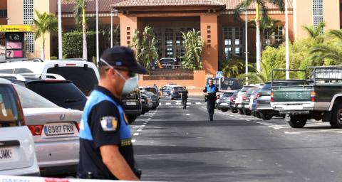 Un policía delante del hotel de Tenerife con coronavirus