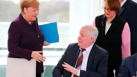 Horst Seehofer, evita darle la mano a Angela Merkel