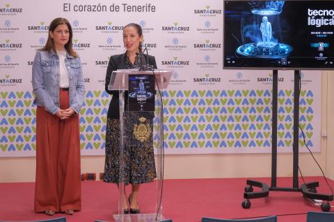 Patricia Hernández y Matilde Zambudio en la presentación de Tecnológica Santa Cruz