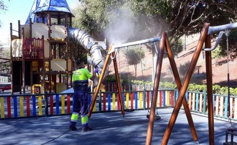 limpieza del parque infantil Juan Pablo II de Las Palmas de Gran Canaria
