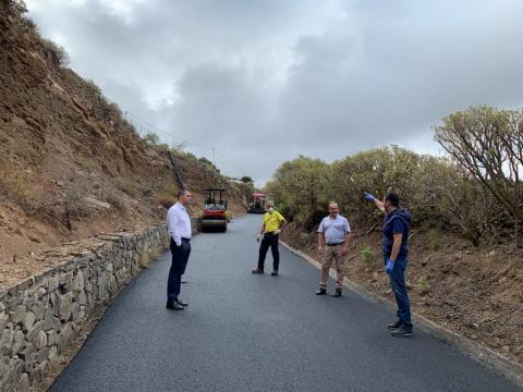 El alcalde de Santa María de Guía, Pedro Rodríguez, junto al concejal de Vías y Obras, Aniceto Aguiar, visitaron las obras de reasfaltado