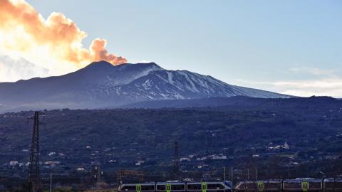 El volcán Etna exhala una fumarola en forma de corazón