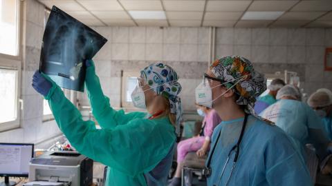 médicos viendo radiografía