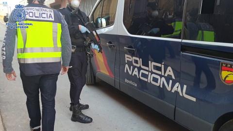 Detenido un hombre por amenazar con cuchillos a un vecino en Las Palmas