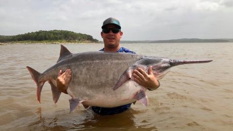 El pescador James Lukehart con el pez espátula. EEUU El pescador James Lukehart con el pez espátula. EEUU