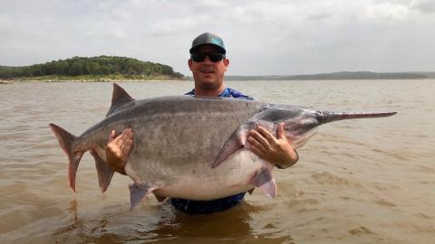 El pescador James Lukehart con el pez espátula. EEUU