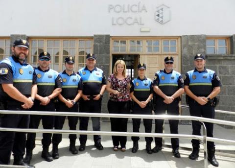 Isabel Guerra con la Policía Local de Teror