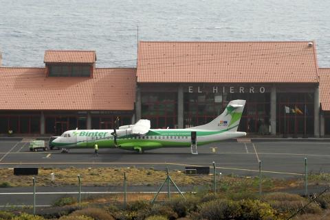 Avión de Binter en Aeropuerto de El Hierro Avión de Binter en Aeropuerto de El Hierro