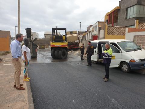 Trabajos de asfaltado en Playa del Hombre, Telde. Gran Canaria