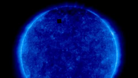 Cubo negro en la imagen del Sol Cubo negro en la imagen del Sol