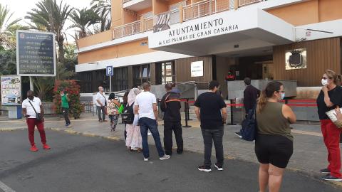Colas en la entrada del Ayuntamiento de Las Palmas de Gran Canaria