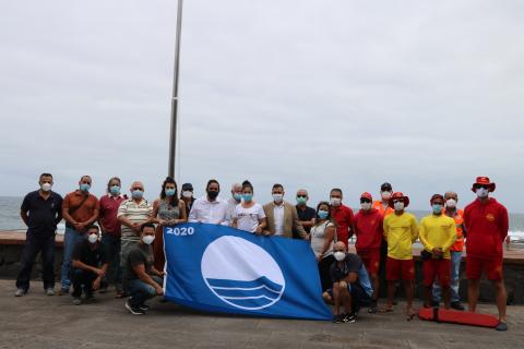 Bandera azul en las piscinas naturales de Bajamar. La Laguna