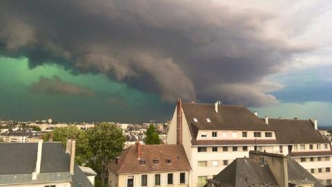 Cielo teñido de verde antes de la tormenta. Francia Cielo teñido de verde antes de la tormenta. Francia