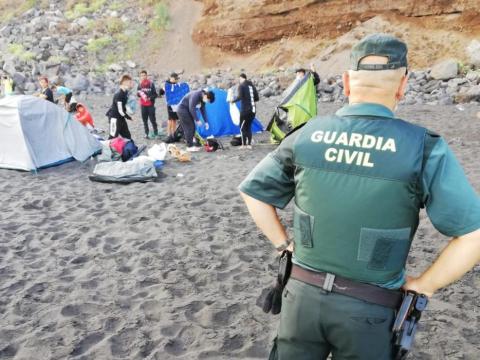 / @CECOPAL_Orotava Desalojan a 62 personas acampadas en una playa de La Orotava. Tenerife