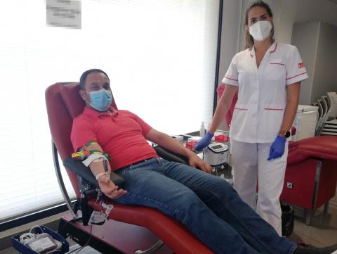 Raúl Afonso, alcalde de la Villa de Moya, donando sangre