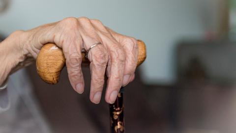 Dos trabajadoras maltratan a una anciana en una residencia en España Dos trabajadoras maltratan a una anciana en una residencia en España