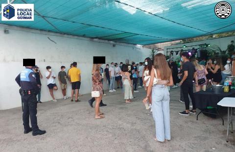 / @aytoguimar Fiesta ilegal en Tenerife con 78 personas sin protección