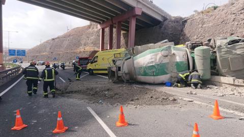 Vuelco de un camión hormigonera en Gran Canaria Vuelco de un camión hormigonera en Gran Canaria
