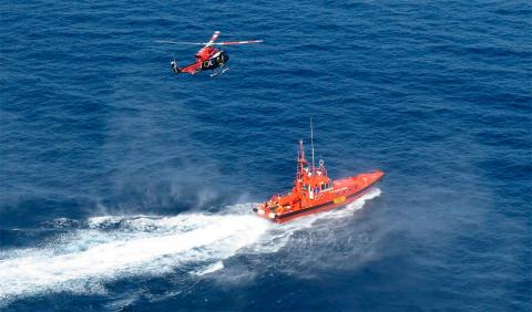 Salvamento Marítimo Helicóptero y barco de Salvamento Marítimo