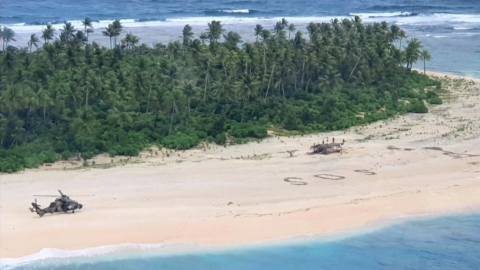 Señal de SOS en la playa de la isla Pikelot