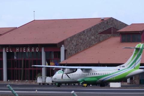 Avión Binter en el Aereopuerto de El Hierro