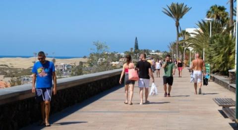 Turistas en Maspalomas. Gran Canaria Turistas en Maspalomas. Gran Canaria