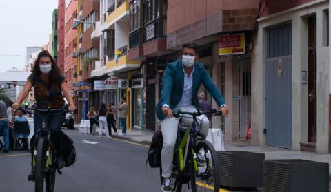 Luis Yeray Gutiérrez y María José Roca en bicicleta por La Laguna