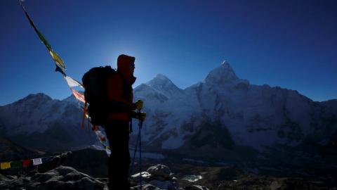 Un alpinista frente al Monte Everest