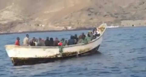 Remolcan hasta el puerto de S/C de Tenerife un cayuco con 31 ocupantes Remolcan hasta el puerto de S/C de Tenerife un cayuco con 31 ocupantes
