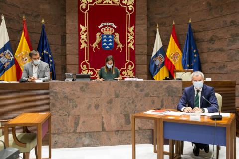 Sebastián Franquis en la Comisión de Obras Públicas en el Parlamento de Canarias