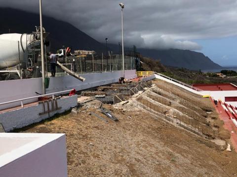 Nuevas gradas con cubierta para el campo de fútbol de La Frontera. El Hierro Nuevas gradas con cubierta para el campo municipal de fútbol de La Frontera. El Hierro