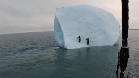 Un iceberg se vuelca en el Ártico Un iceberg se vuelca en el Ártico