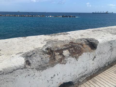 Lamentable estado de los muros de la Avda. Marítima de Las Palmas de Gran Canaria Lamentable estado de los muros de la Avda. Marítima de Las Palmas de Gran Canaria
