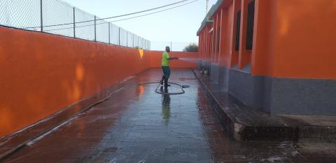 Gáldar intensifica la limpieza y desinfección de los centros educativos Gáldar intensifica la limpieza y desinfección de los centros educativos