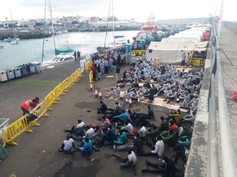 Inmigrantes en el muelle de Arguineguín Inmigrantes en el muelle de Arguineguín