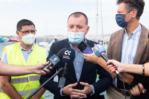 Teodoro Sosa, consejero de Presidencia del Cabildo de Gran Canaria en el muelle de Taliarte, Telde