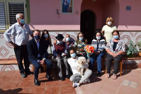Teodoro Sosa felicita en su 100 cumpleaños al ‘abuelo’ de Gáldar Teodoro Sosa felicita en su 100 cumpleaños al ‘abuelo’ de Gáldar