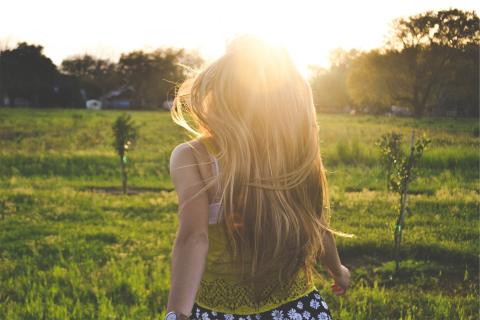/ Free-Photos (Pixabay) Mujer rubia