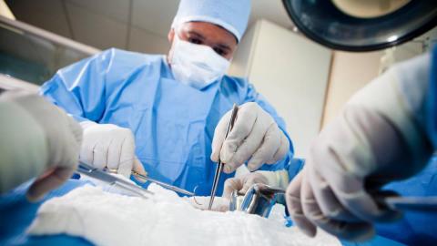 Médicos en operaciones quirúrgicas
