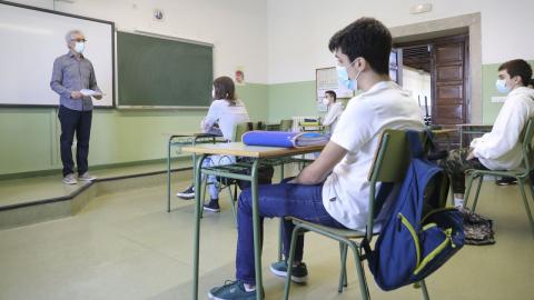 Profesores y alumnos en aula con mascarillas