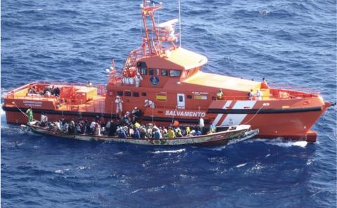 Rescate de inmigrantes por parte de Salvamento Marítimo Rescate de inmigrantes por parte de Salvamento Marítimo