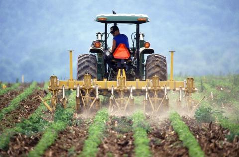 / PublicDomainImages (Pixabay) Tractor arando la tierra
