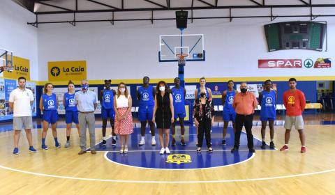 SPAR Gran Canaria posa junto a Luis González, Estela Hernández, Sara Ramírez, Begoña Santana y Domingo Díaz