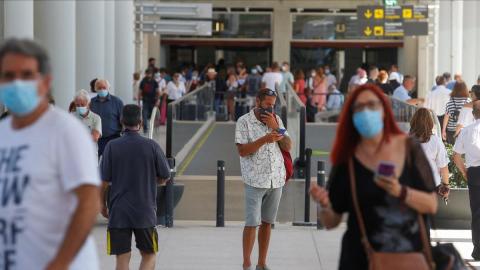 Turistas en aeropuerto Turistas en aeropuerto