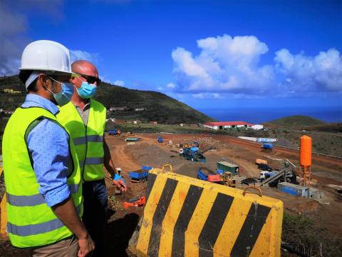 Mariano H Zapata visita las obras de Cercado Manso en Puntallana. La Palma