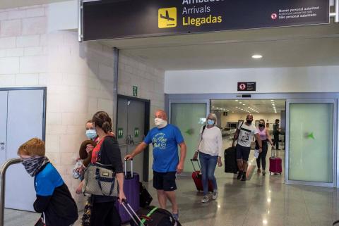 Viajeros en aeropuerto aeropuerto