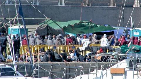 Campamento de inmigrantes en el Muelle de Arguineguín, en Mogán. Gran Canaria Campamento de inmigrantes en el Muelle de Arguineguín, en Mogán. Gran Canaria
